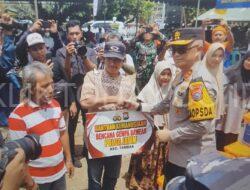 Kapolda Jatim Dampingi Kepala Staf TNI AL Serahkan Bansos Untuk Warga Bawean yang Terdampak Gempa