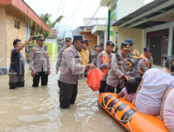 Polisi Distribusikan Ribuan Nasi Bungkus untuk Warga di Bojonegoro Saat Banjir Belum Surut