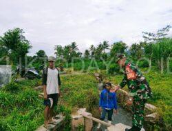 Peran Penting Babinsa Grujugan Bersama Petani Cek Saluran Irigasi