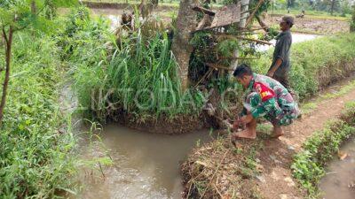 Babinsa Karanganyar Serma Andri Beraksi di Pagi Hari bersama Gapoktan Cek Irigasi
