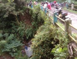 Naas!! Pengendara Roda Tiga Sales yang Hendak Menuju Desa Sumber Kokap, Jatuh ke Jurang Bawah Jembatan