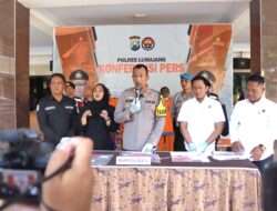 Dua Pria Diamankan Polisi saat Asyik Main Judi Online di Lumajang