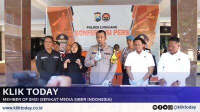 Dua Pria Diamankan Polisi saat Asyik Main Judi Online di Lumajang
