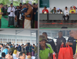 Halal Bihalal, CV Trisno Adi Bagikan Ratusan Parcel kepada Tukang Becak di Bondowoso
