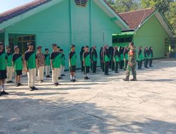 Tanamkan Disiplin Sejak Dini, Serka Mulyadi Latih PBB Bagi Siswa SMPN 6 Bondowoso