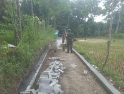 Kebersamaan Babinsa Bersama Warga Laksanakan Karya Bakti Bangun Jalan Desa