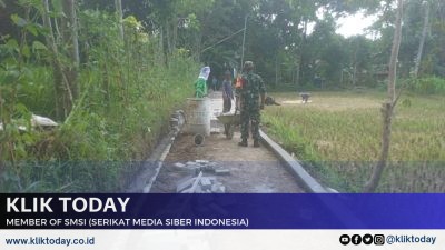 Kebersamaan Babinsa Bersama Warga Laksanakan Karya Bakti Bangun Jalan Desa