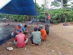 Kedekatan Anggota Kodim 0422 dengan Masyarakat, dalam kegiatan TMMD.