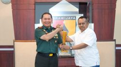 Mayjen TNI Rafael Terima Penghargaan Prapanca Award dari PWI Jatim