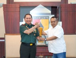 Mayjen TNI Rafael Terima Penghargaan Prapanca Award dari PWI Jatim