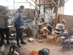 Kapolres Bersama Diskoperindag Kabupaten Bondowoso Laksanakan Kunjungan dan Peninjauan Pekerja UMKM Sektor Industri Kerajinan Tangan