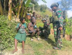 Satgas Yonif 509 Kostrad sapa Masyarakat Intan Jaya Bagikan. Bantuan