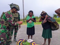 Senyuman Tulus Mama Papua, Dagangan di Borong Habis, Satgas Yonif 509 Kostrad