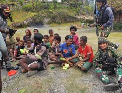 Disambut Baik Masyarakat Papua, Satgas Yonif 509 Kostrad Bagikan Bantuan Door To Door