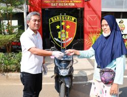 Hati Riang Seorang Emak saat Motornya yang Hilang Ditemukan dan Dikembalikan Polres Tanjungperak