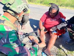 Saat Patroli Satgas Yonif 509 Kostrad Berikan Pertolongan Medis pada Warga Instan Jaya