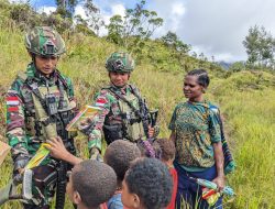 Satgas Yonif 509 Kostrad Patroli Ciptakan Rasa Aman di Intan Jaya, Papua, Sambil Berbagi pada Masyarakat