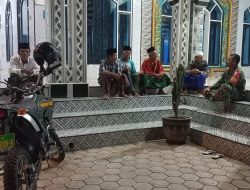 Keakraban bersama Pengurus Masjid, Babinsa Posramil Jambesari Ajak Persatuan dan Kerukunan