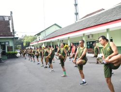Jaga Kebugaran Jasmani, Babinsa Kodim 0822 Bondowoso Laksanakan Senam dan Lari Pagi