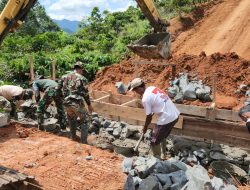 Anggota TMMD Ke-120 Kodim 0422/Lampung Barat Kejar Pembangunan Gorong-Gorong.
