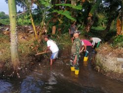 Babinsa dan Warga Desa Klampokan Gotong Royong Bersihkan Saluran Irigasi