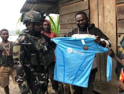 Satgas Yonif 509 Kostrad Gencar Berikan Bantuan Pererat Komunikasi