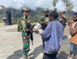 Satgas Pamtas Mobile Yonif 509 Kostrad memberikan Bantuan kepada Masyrakat di Kabupaten Intan Jaya