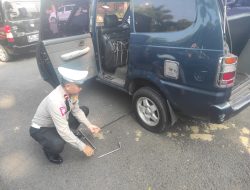 Gercep personil Lantas Polres Bondowoso Membantu Mobil Rombongan yang akan Menghadiri Acara Manasik Haji yang Mengalami Pecah Ban