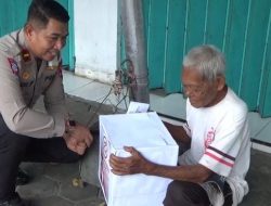 Satlantas Polres Bondowoso Bagikan Sembako Kepada Sesama