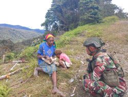 Satgas Yonif 509 Kostrad Berbagi Kepedulian: Bagikan Makanan dan Layanan Kesehatan bagi Masyarakat di Intan Jaya, Papua