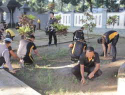 Memperingati Hari Bhayangkara ke 78, Polres Bondowoso Lakukan Karya Bakti di TMP Kotakulon