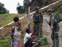 Satgas Yonif 509 Kostrad Berikan Perhatian kepada Masyarakat yang Melintas di Depan Tk Bilogai