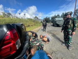 Satgas Yonif 509 Kostrad Sigap Bantu Mobil Warga yang Terperosok di Pinggir Jalan Kampung Mamba, Intan Jaya