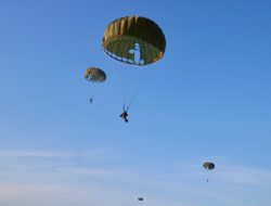 Yonif 330 Gelar Latihan Terjun Penyegaran, Ratusan Prajurit Tri Dharma Menghiasi Langit Dawuan