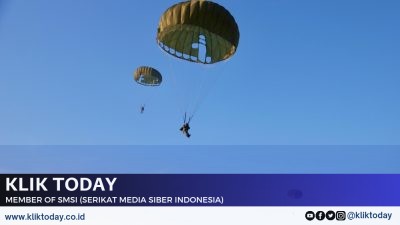 Yonif 330 Gelar Latihan Terjun Penyegaran, Ratusan Prajurit Tri Dharma Menghiasi Langit Dawuan