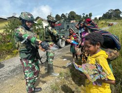 Satgas Yonif 509 Berikan Bantuan Spontan kepada Masyarakat di Kampung Mamba Bawah, Intan Jaya, Papua
