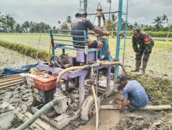 Babinsa Koramil Pujer Pantau Warga dalam Pembuatan Sumur Bor di Sawah