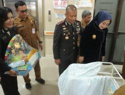 Kapolres Mojokerto Beri Kado untuk 3 Bayi Lahir di Hari Bhayangkara ke-78