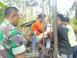 Atasi Kurangnya Ketersediaan Air Babinsa 0822/14 Bondowoso Pantau Pembuatan Sumur Bor