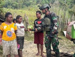 Satgas Yonif 509 Kostrad Rutin Berbagi Bantuan Door to Door di Intan Jaya, Papua
