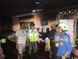 Kebakaran Rumah di Desa Gunung Anyar Bondowoso, Babinsa Tanggap Cepat Padamkan Api