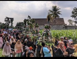 Berikan Pengamanan Optimal, Babinsa 0822/12 Kawal Pawai Hasil Panen Dan Ziarah Makam