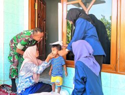 Wujutkan Balita Sehat, Babinsa 0822/14 Bondowoso beserta KKN Dampingi Posyandu