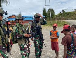 Satgas Yonif 509 Kostrad Bagikan Buku dan ATK untuk Anak Papua