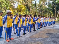 Berikan Latihan PBB, Babinsa Koramil 0822/14 kepada Siswa-siswi SMAN 1 Prajekan