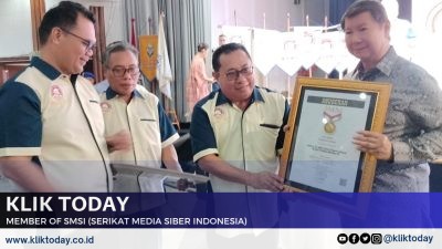 Prabowo Subianto Terima Pin Emas dari SMSI