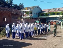 Tanamkan Bela Negara, Babinsa Posramil Jambesari Melatih PBB Siswa-siswi Mambaul Ulum