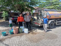 Guna Menangani Musim Kemarau Berkepanjangan, Polres Bondowoso Berikan Bantuan Air Bersih di Desa Leprak