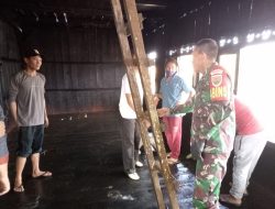 Babinsa Kodim 0422/Lampung Barat Bantu Memadamkan Api Rumah Masyarakat