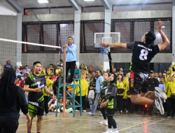 Meriahkan HUT RI ke-79, Pj Bupati Bondowoso Hadiri Acara Penutupan Pertandingan Bola Voli Campuran